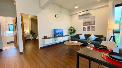 清莱Cozy place @ Chiangrai的客厅配有沙发和桌子