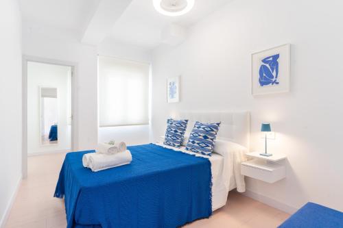 阿尔么丽亚Expoholidays- Apartamento Federico García Lorca的白色客房,配有蓝色床单