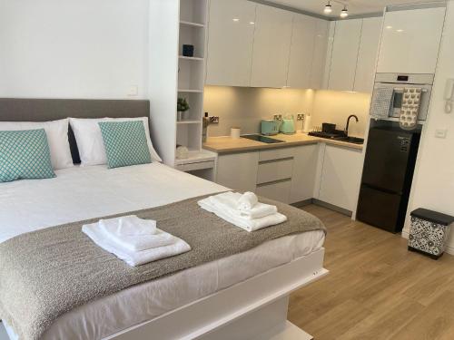直布罗陀CP luxury studio的一间卧室配有一张大床和毛巾