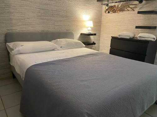 庞特卡格纳诺Villa Avvocato Catapano的卧室配有一张带白色床单和枕头的大床。