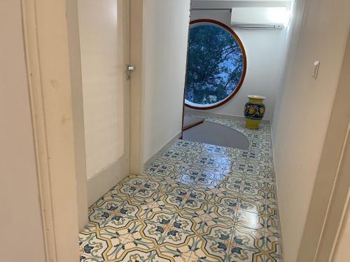 庞特卡格纳诺Villa Avvocato Catapano的走廊设有瓷砖地板和窗户