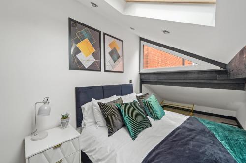 卡斯尔福德New York Living in Yorkshire - Sleeps 4的一间卧室配有带绿色和白色枕头的床