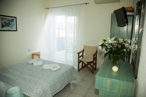 皮加迪卡阿萨酒店的一间卧室,配有一张床和花瓶