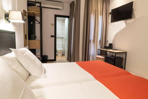 格拉纳达格拉纳达斯门精品酒店的一间酒店客房 - 带一张床和一间浴室