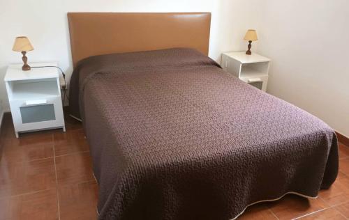 OlivalCasa da Costureira的一间卧室配有床和2个床头柜