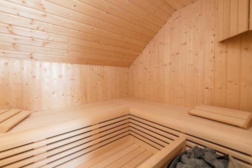 Gornji HumacShe House - built for pleasure - Island of Brač的一间铺有木地板的木墙桑拿浴室
