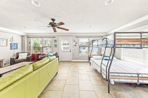 弗利Foley Palms & OWA Resort / Pool的客房设有两张双层床和一张沙发。