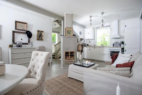 波尔沃Villa Vivante的白色的客厅配有沙发和桌子