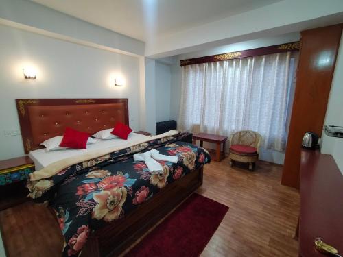 拉瓦格拉Sikkimese Inn的一间卧室,卧室内配有一张大床