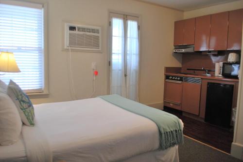 大洋城Lankford Hotel and Lodge的酒店客房带一张床和一个厨房
