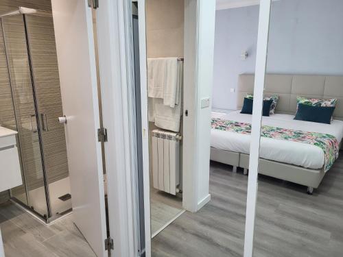纳扎雷安可瑞月酒店的小房间设有两张床和镜子