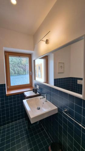达尔福B&B Villa Grazia的一间带水槽和窗户的浴室