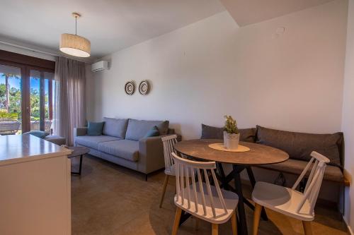 吉奥塔略Villa Sunrise的客厅配有桌子和沙发