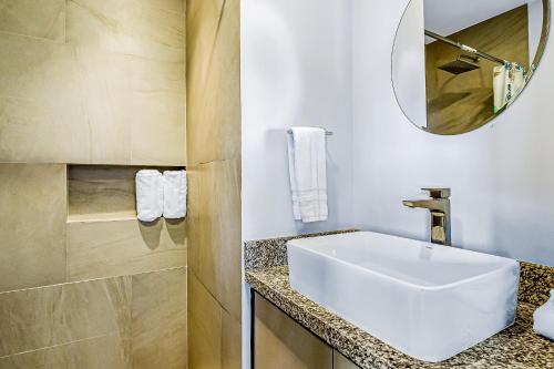 巴亚尔塔港Duva 903的浴室设有白色水槽和镜子