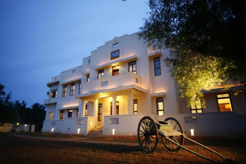 ChettinaduVisalam Chettinad Palace - CGH Earth的前面有大炮的白色建筑
