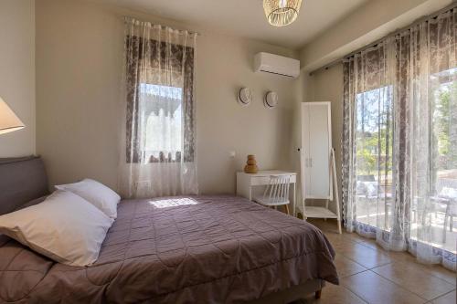 吉奥塔略Villa Sunrise的一间卧室设有一张床和一个大窗户