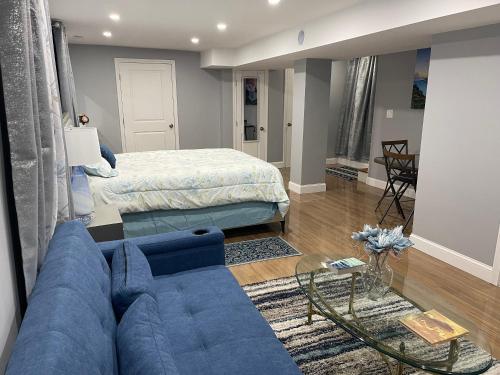 波士顿Brand New Luxury Rooms near downtown Boston的客厅配有蓝色的沙发和床。