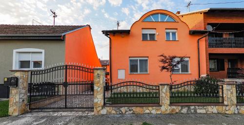 奥西耶克Kuća za najam Villa Monika的一座橙色房子,前面有一个门