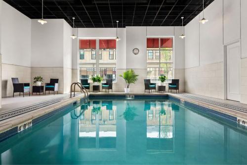 德卢斯德卢斯喜来登酒店 的大楼内的一个蓝色海水游泳池