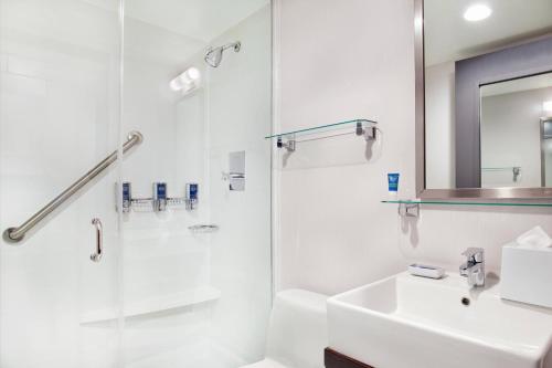 纽约市区时代广场福朋喜来登酒店的带淋浴和盥洗盆的白色浴室