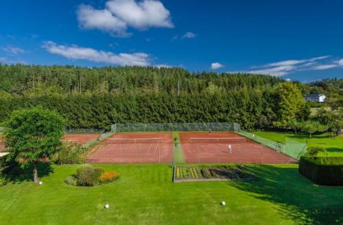 韦尔特湖畔克伦彭多夫Strandhotel Habich的公园内网球场的空中景观
