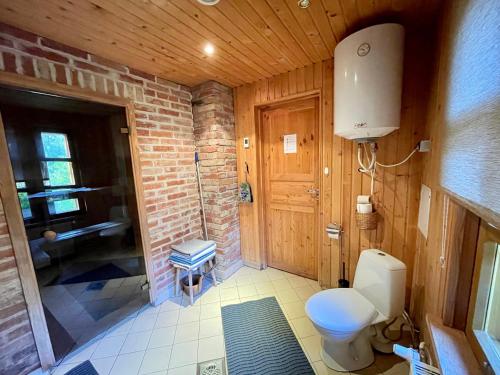 Suure-JaaniAllika-Löövi Sauna Cabin的木制客房内的卫生间