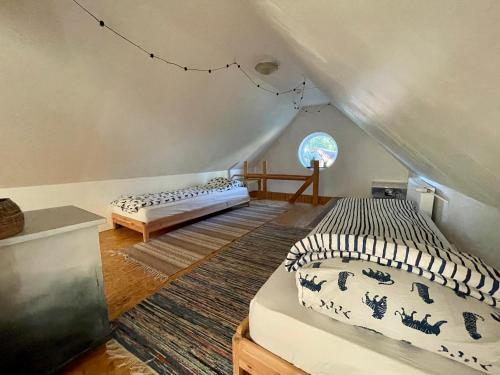 Suure-JaaniAllika-Löövi Sauna Cabin的阁楼上的卧室配有两张床