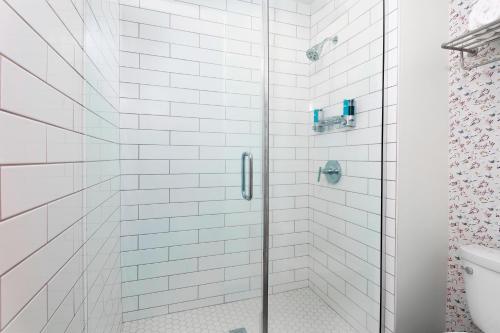 杰克逊维尔杰克逊维尔机场雅乐轩酒店的浴室里设有玻璃门淋浴