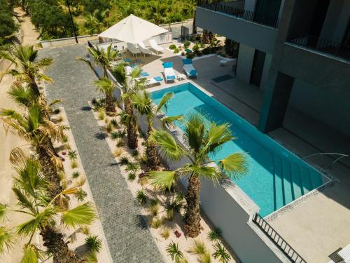 奥瑞比克Hotel Crystal的享有棕榈树游泳池的顶部景致