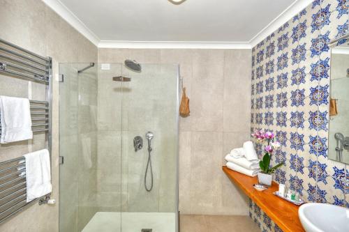 卡普里Villa Giardini Luxury Room的带淋浴和盥洗盆的浴室