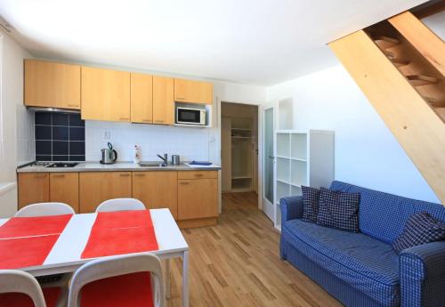博兹达尔Apartmány Fox的厨房以及带桌子和沙发的客厅。