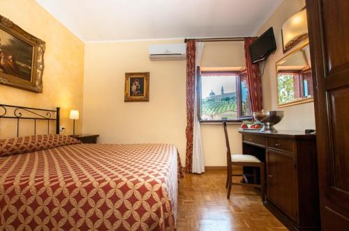 洛雷托Vecchia Fattoria的酒店客房设有床和窗户。