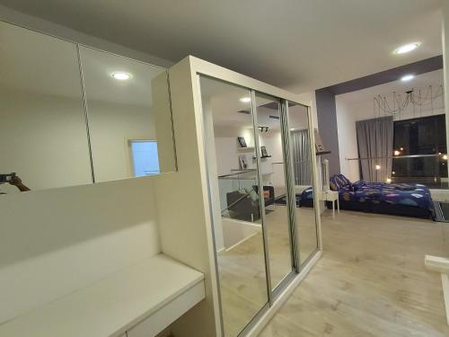 吉隆坡Duplex M-City ampang klcc by Mint的一间带玻璃柜的客厅和一间卧室