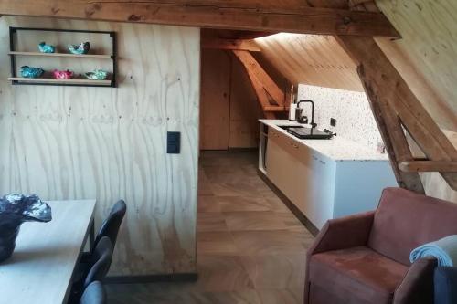 StadenDreve 14 - bovenverdieping的一间带沙发和水槽的厨房