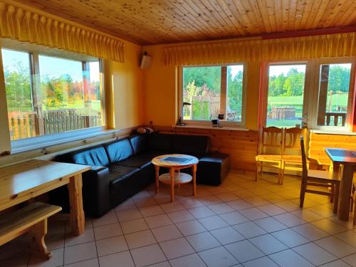 IkšķileKaķumuiža的客厅配有沙发、桌子和窗户