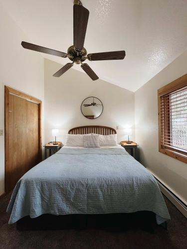 伍德兰帕克Cozy Cabin suite bed and breakfast的一间卧室配有吊扇和一张床