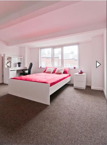 利兹Budget Double Room Close to Leeds University and City centre的白色卧室配有一张大床和一张书桌