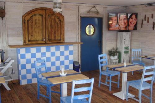 加茨比亚格拉K 2的一间设有两张桌子和蓝椅的用餐室