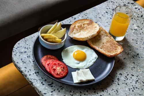 利马Black Llama Hostel Miraflores的包括鸡蛋面包和薯条的早餐盘