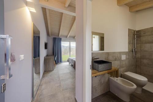 卡伊罗蒙泰诺泰Ca' Brichella的带浴缸、卫生间和盥洗盆的浴室