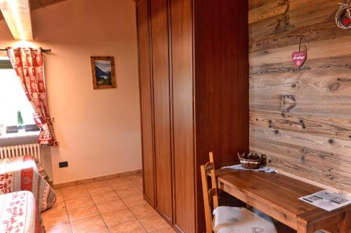 BionazAppartamenti Luseney的客房设有木墙和木桌