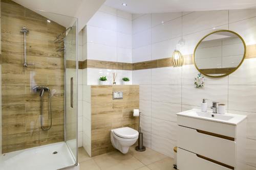 穆希纳Apartament Abra 1 Rynek 8的带淋浴、卫生间和盥洗盆的浴室