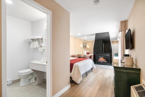 布罗蒙布罗蒙酒店的酒店客房配有一张床和一个壁炉。