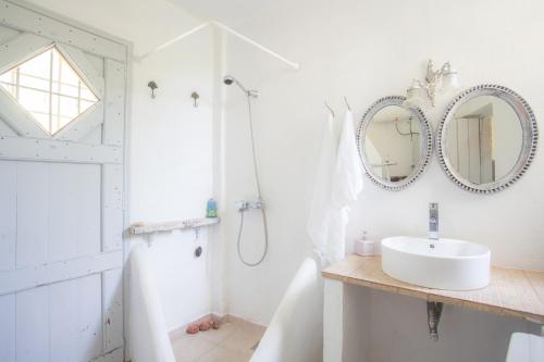 SívrosTraditional family villa southern lefkada的白色的浴室设有水槽和镜子