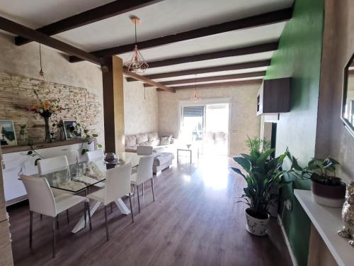 圣克鲁斯-德特内里费Apartamento vistas mar amplio的用餐室以及带桌椅的起居室。
