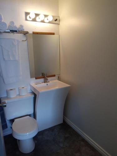 卡兹顿Cardston Inn的浴室配有白色卫生间和盥洗盆。