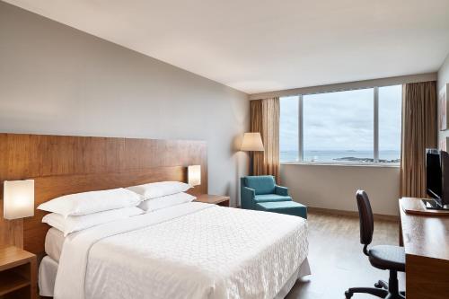 维多利亚维多利亚喜来登酒店的酒店客房设有一张床和一个大窗户
