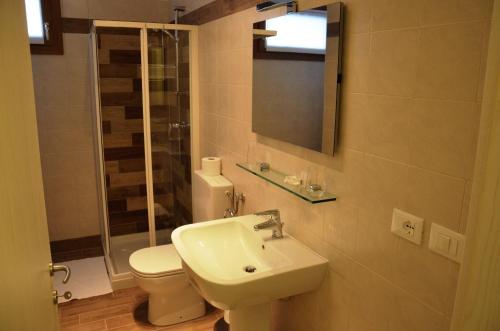 马尼亚戈Hotel Agriturismo Al Luogo Del Giulio的一间带水槽、卫生间和镜子的浴室