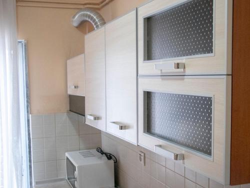 帕拉利亚狄奥尼索Maria Apartments的白色的浴室设有卫生间和淋浴。