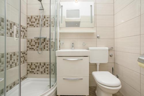 奥帕提亚Apartment Gloria的浴室配有卫生间、盥洗盆和淋浴。